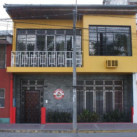 Flying Dog Hostel Iquitos Exteriör bild