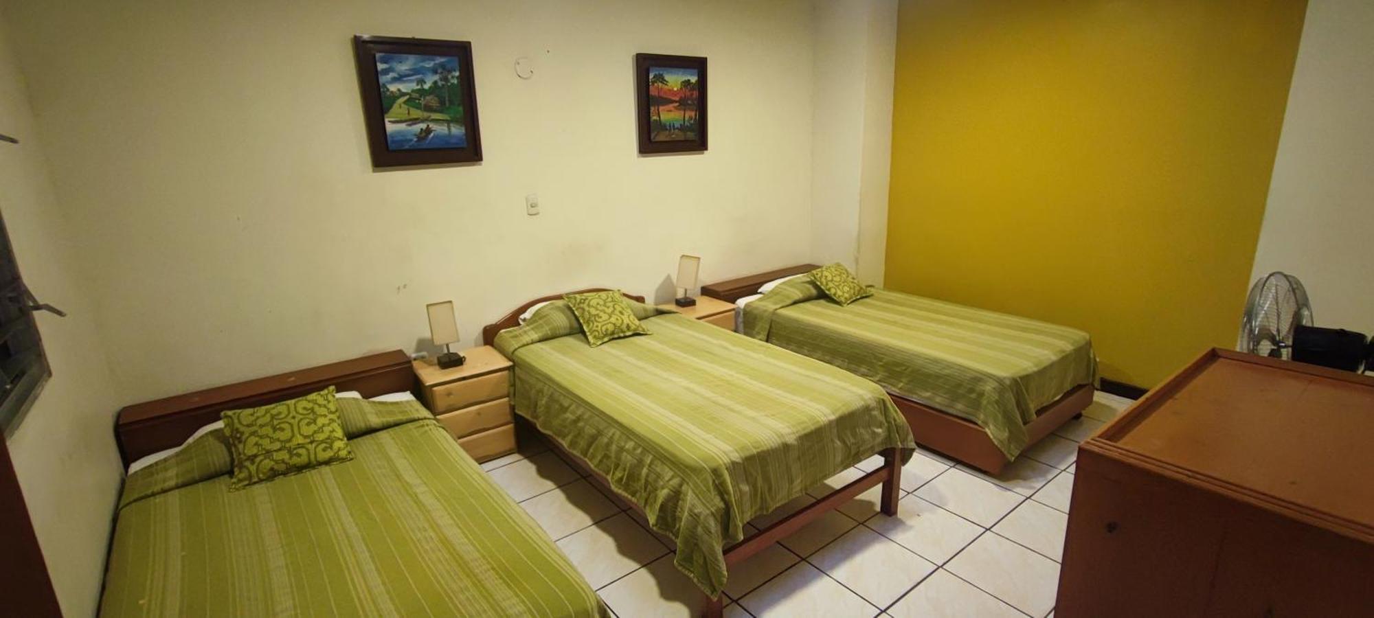 Flying Dog Hostel Iquitos Exteriör bild