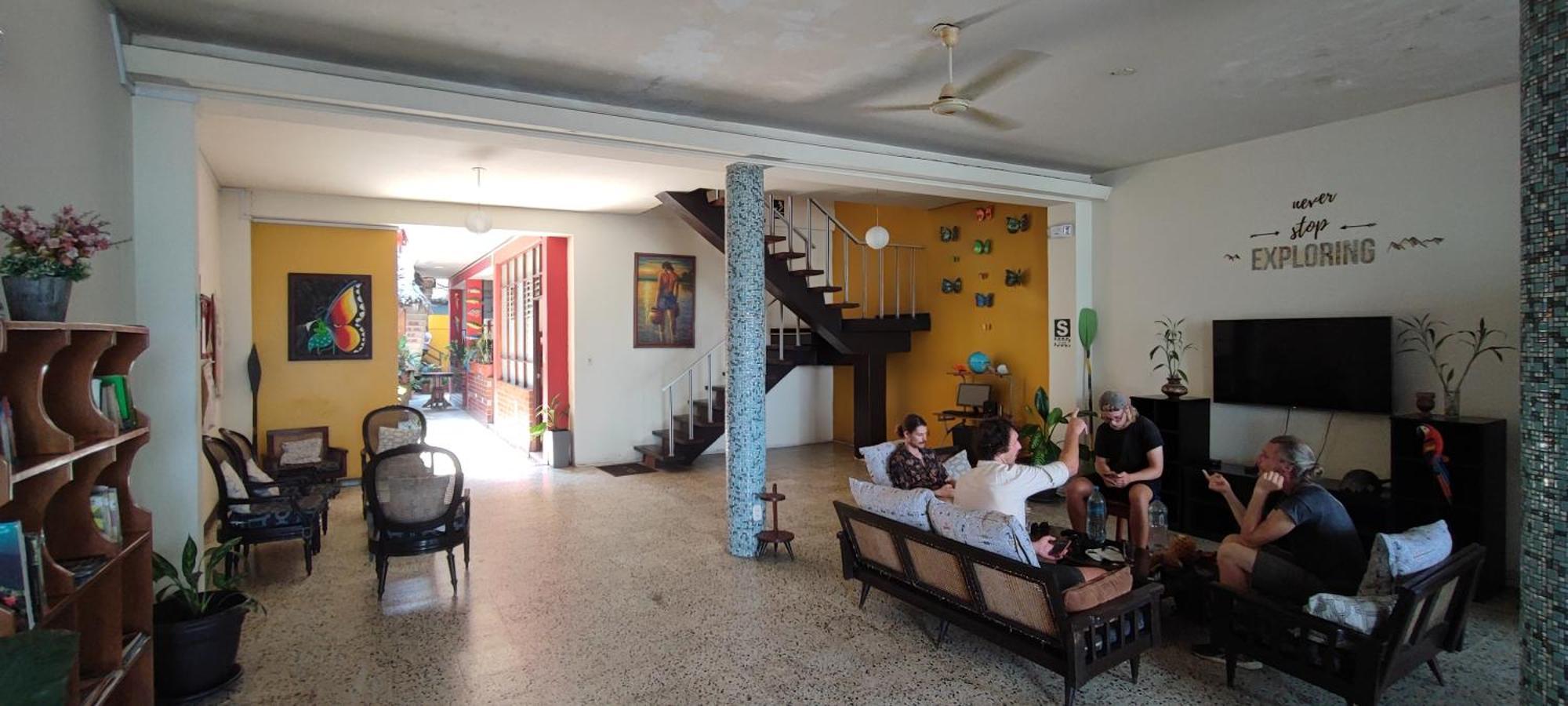 Flying Dog Hostel Iquitos Exteriör bild