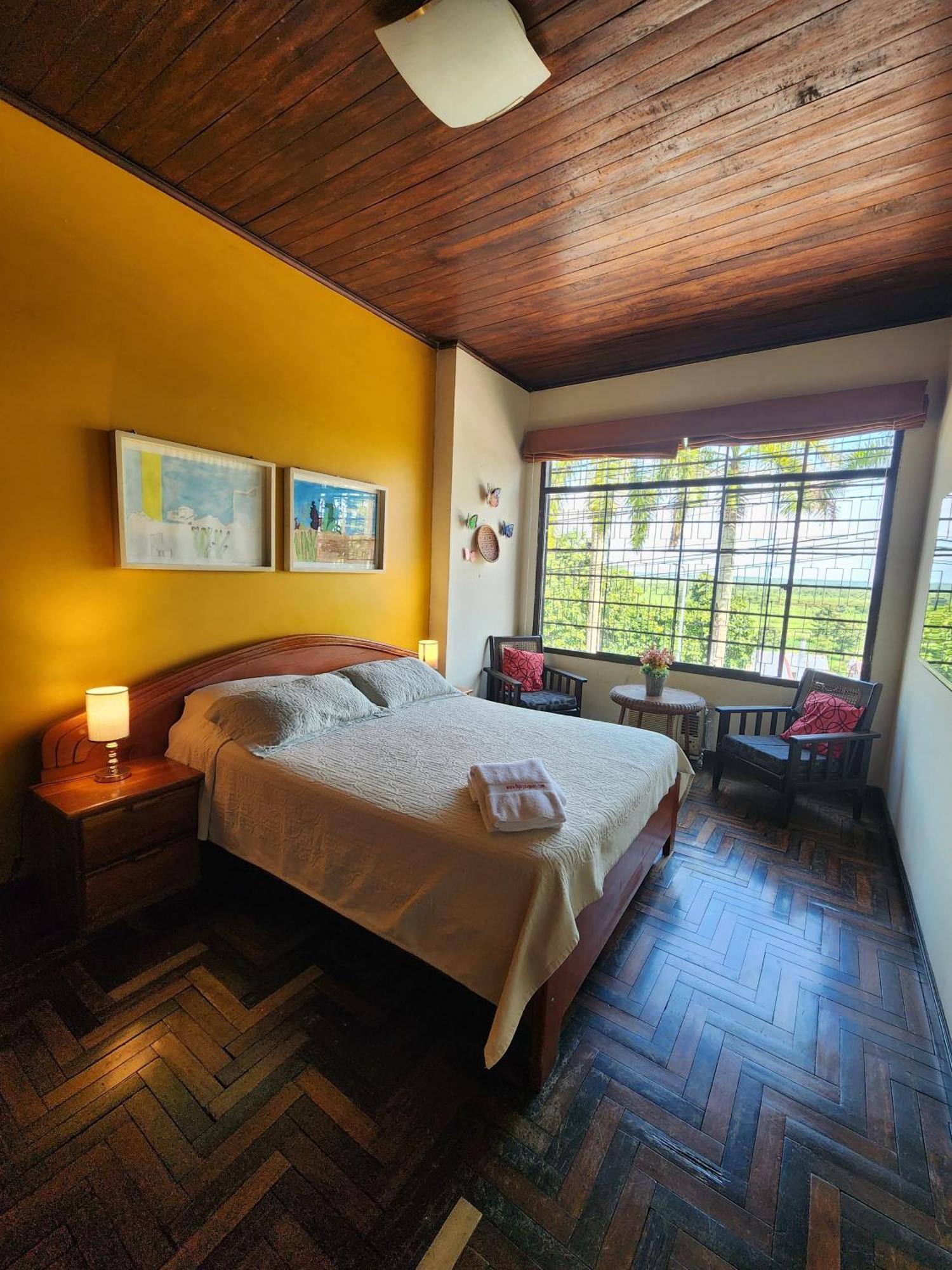 Flying Dog Hostel Iquitos Exteriör bild