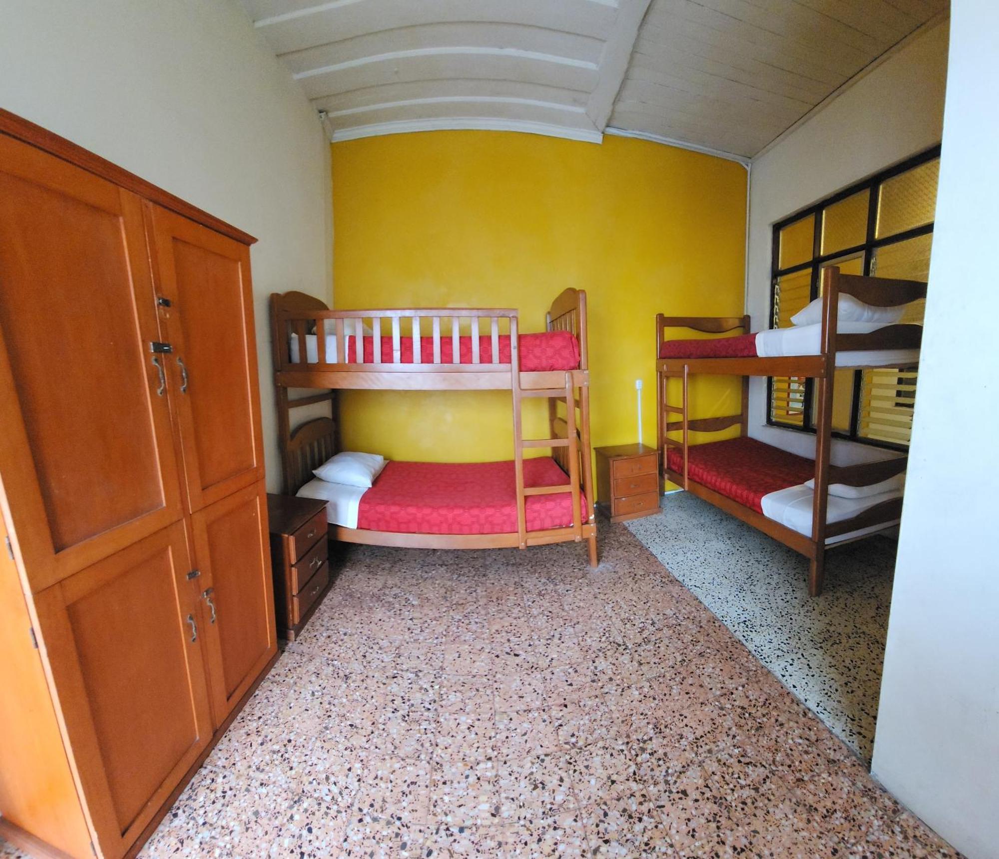 Flying Dog Hostel Iquitos Exteriör bild