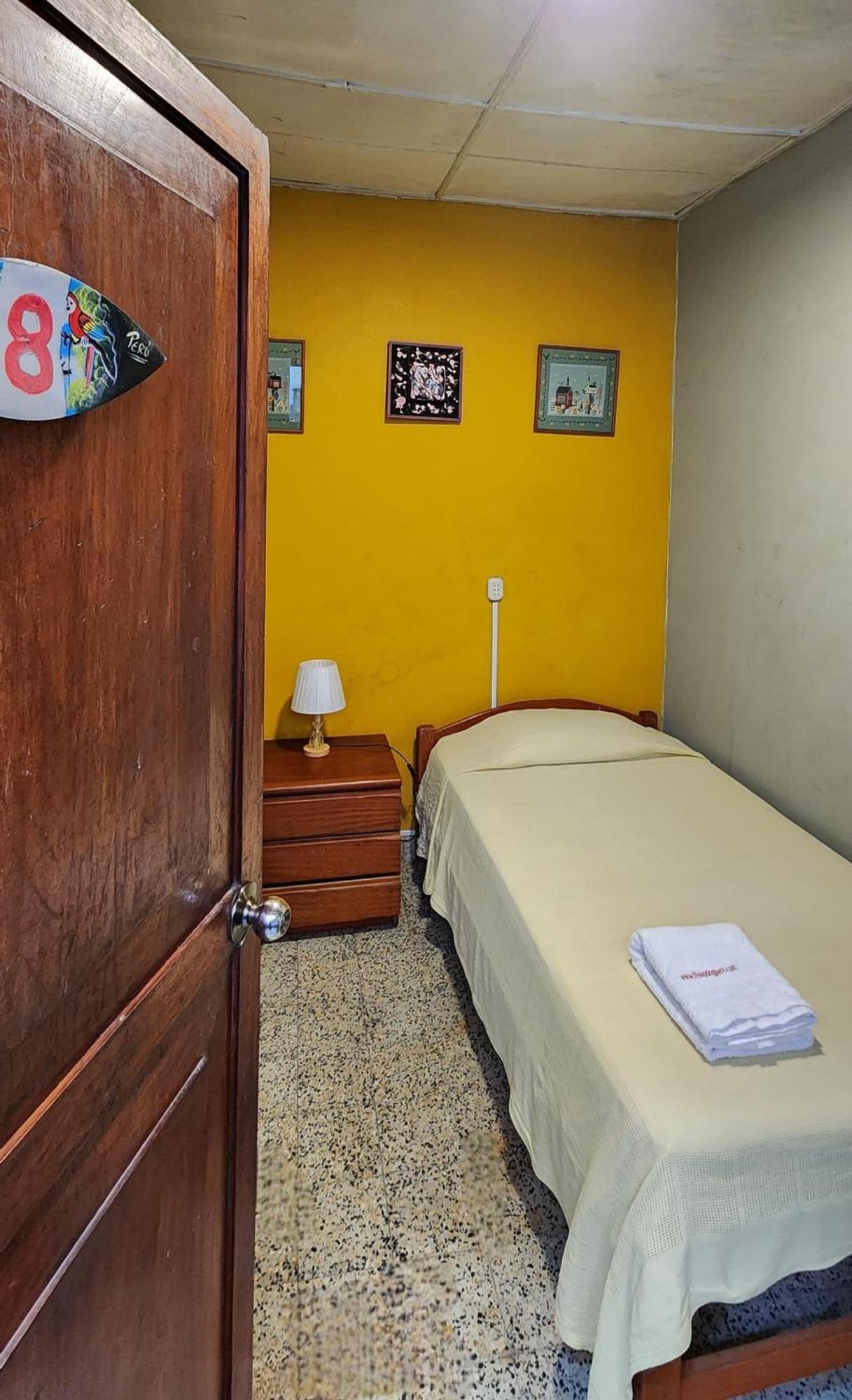 Flying Dog Hostel Iquitos Exteriör bild