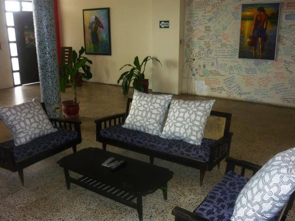 Flying Dog Hostel Iquitos Exteriör bild