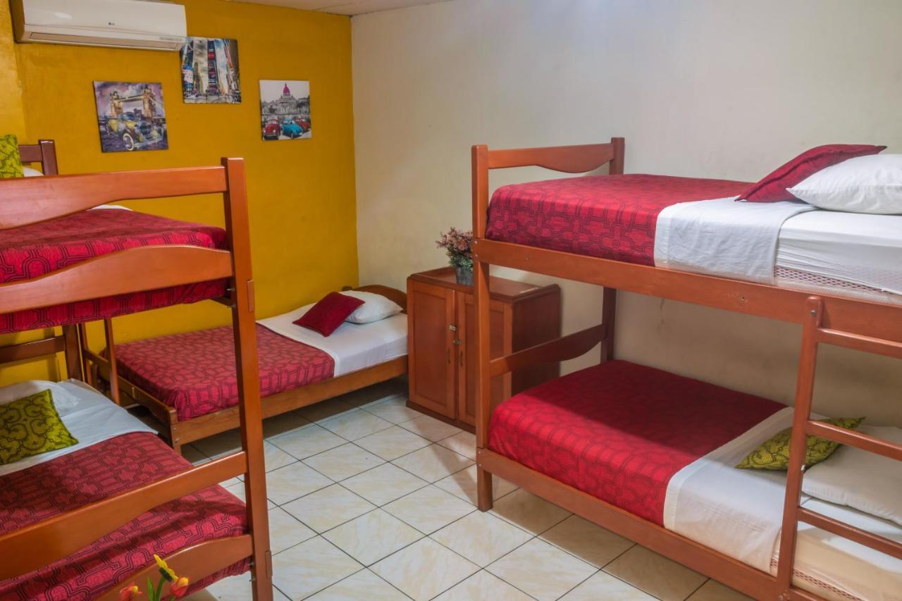 Flying Dog Hostel Iquitos Exteriör bild