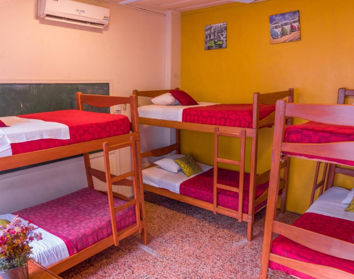 Flying Dog Hostel Iquitos Exteriör bild