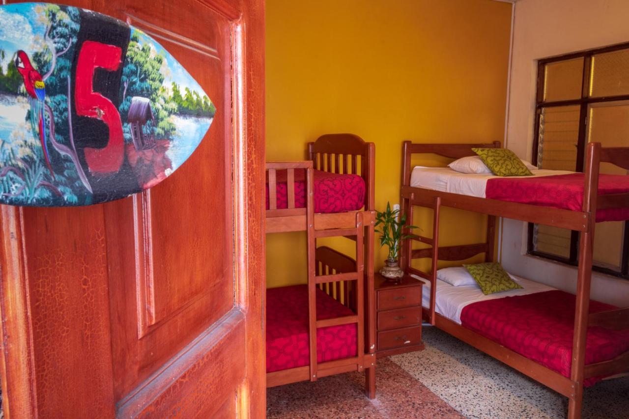 Flying Dog Hostel Iquitos Exteriör bild