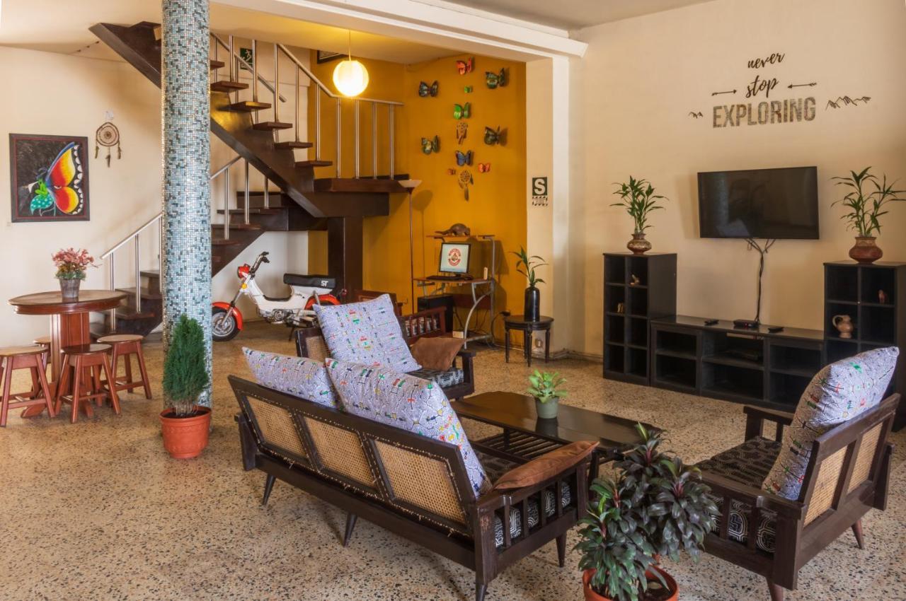 Flying Dog Hostel Iquitos Exteriör bild